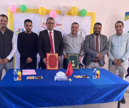 بوجدور…توقيع اتفاقية الشراكة والتعاون بين المديرية الإقليمية لوزارة التربية الوطنية والتعليم الأولى والرياضة والجمعية الإقليمية لأساتذة اللغة الأمازيغية