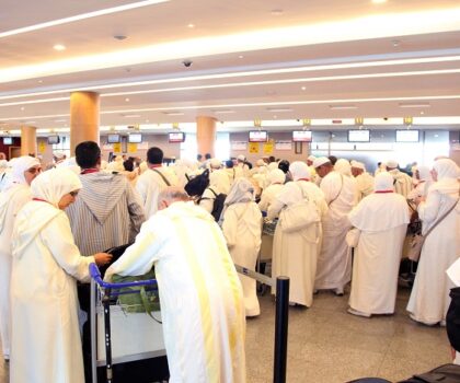 أكثر من 400 حاج يقضون الليل في مطار محمد الخامس بسبب تأخر رحلتهم