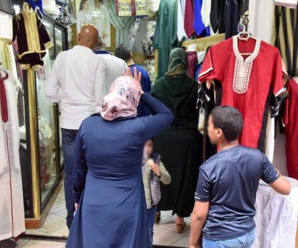 رغم انخفاض القدرة الشرائية للمواطنين.. إقبال متزايد على اقتناء “ملابس العيد”