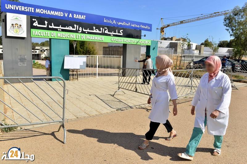 الحكومة متفائلة بإنهاء أزمة طلبة كليات الطب والصيدلة