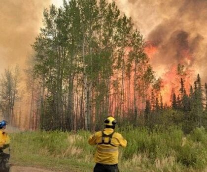 كندا.. إجلاء نزلاء سجن بعد انتشار حرائق الغابات شرق البلاد