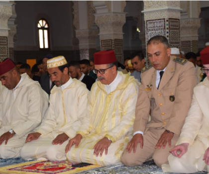 عامل إقليم ميدلت يؤدي صلاة عيد الأضحى المبارك بمسجد السلام في المركب الديني والإداري والثقافي.