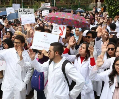 الحكومة تتدخل لحل أزمة طلبة الطب