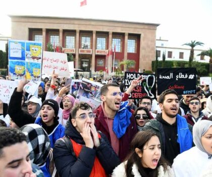 أزمة كليات الطب..الطلبة يواصلون الاحتجاج عبر وقفة تحت شعار “الأحد الاسود”