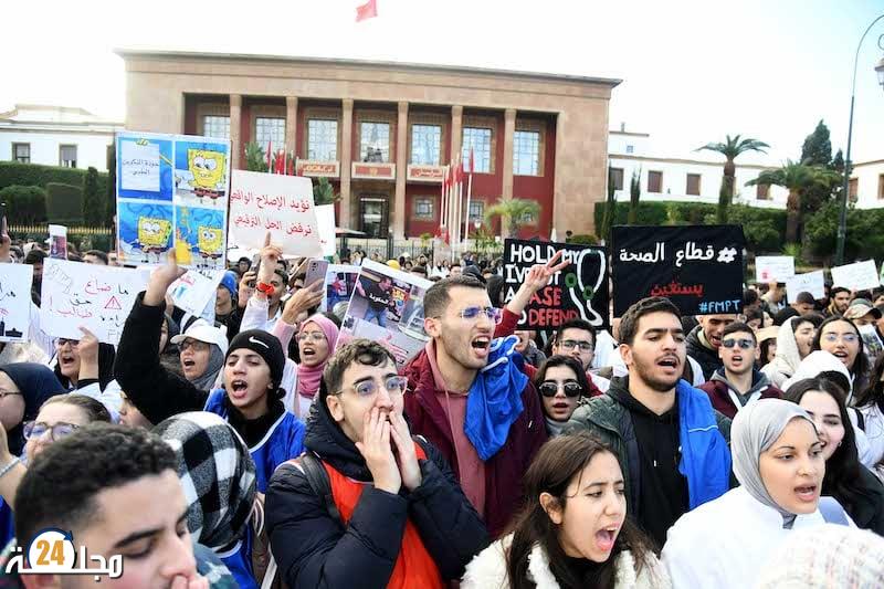 أزمة كليات الطب..الطلبة يواصلون الاحتجاج عبر وقفة تحت شعار “الأحد الاسود”