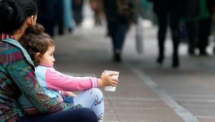 مراكش…وتوقيف سيدة تستغل طفلتها القاصر في التسول