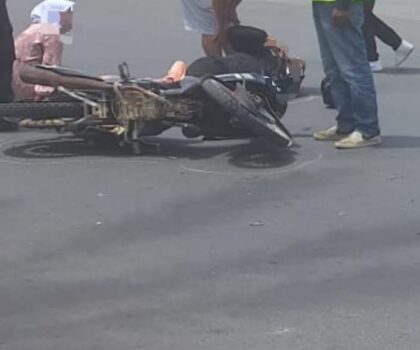 بسبب تهور سائق دراجة نارية …. حادثة سير خطيرة تخلف مصابين وخسائر مادية