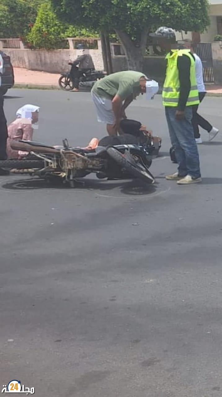 بسبب تهور سائق دراجة نارية …. حادثة سير خطيرة تخلف مصابين وخسائر مادية