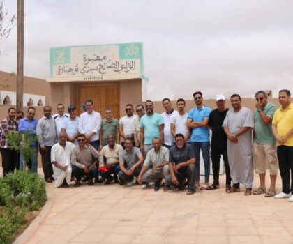 تيزنيت : اعضاء جمعية تيميزار للفضة رفقة إعلاميين في زيارة لضريح الفقيد مولاي عبد العزيز البيض السباعي .