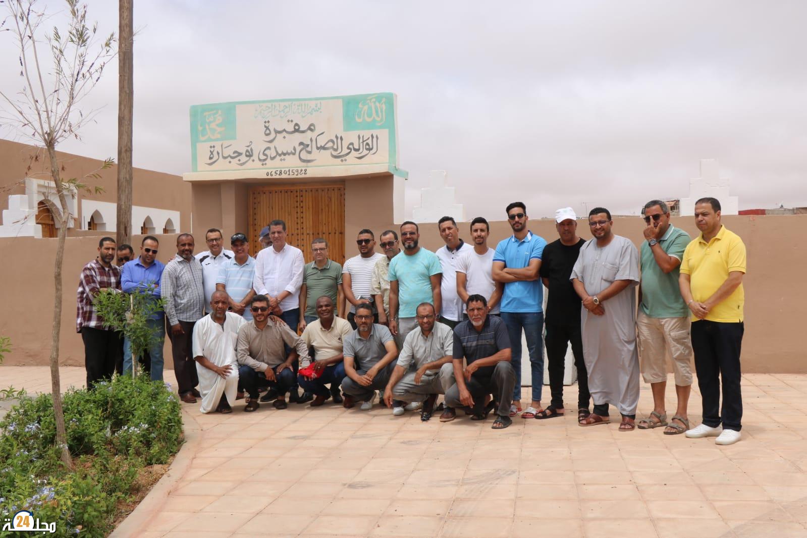 تيزنيت : اعضاء جمعية تيميزار للفضة رفقة إعلاميين في زيارة لضريح الفقيد مولاي عبد العزيز البيض السباعي .