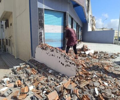 عامل إقليم الجديدة مطالب بفتح تحقيق حول بناء جدار اسمنتي على الرصيف بحي السلام و بمباركة احد أعوان السلطة