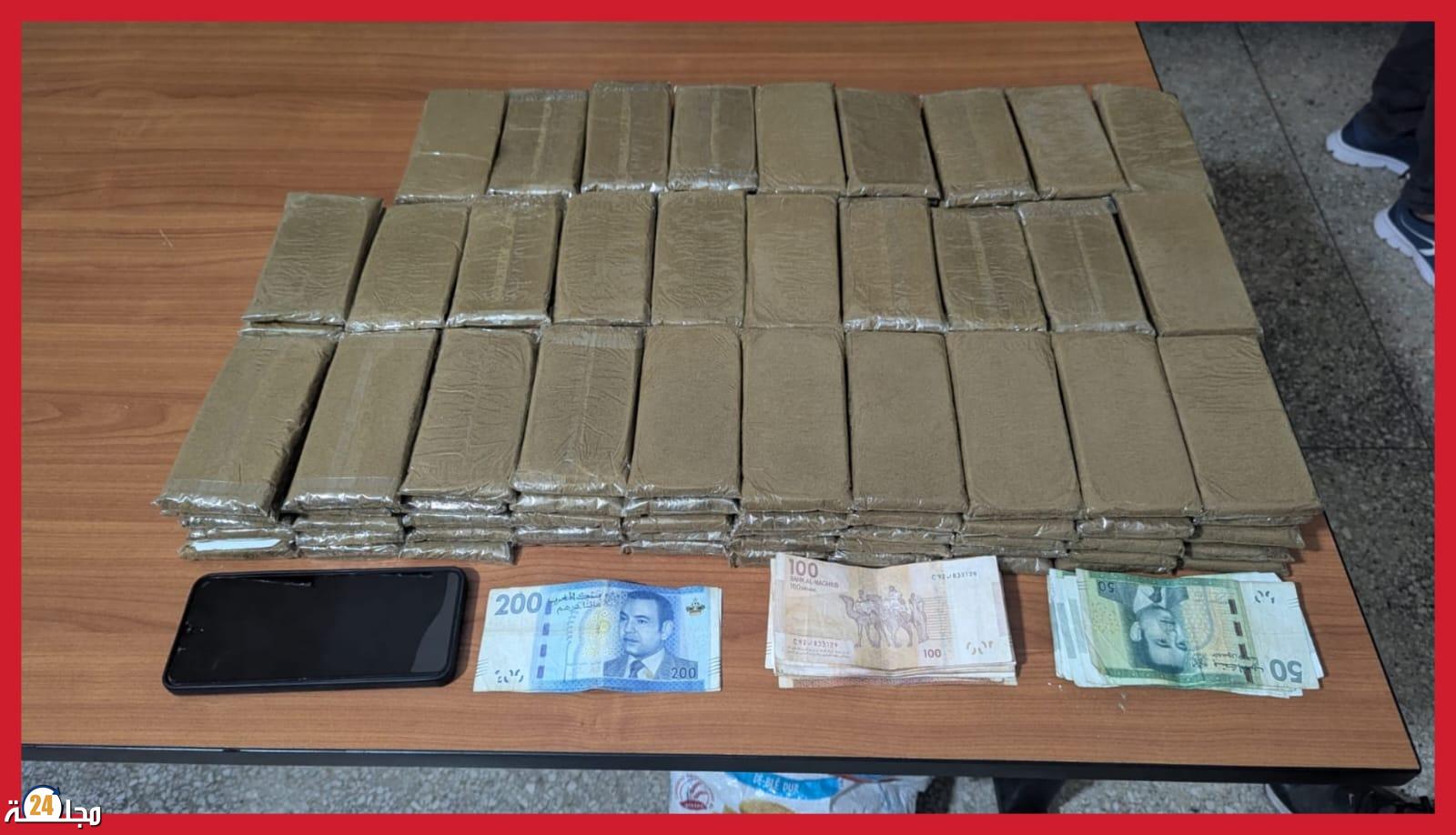 العيون… فرقة مكافحة العصابات تتمكن من إيقاف مشتبه فيه وطنيا و عندوا حوالي ثلاثة عشر(13) كلغ ديال الحشيش