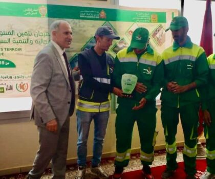 عامل إقليم سيدي إفني يُكرّم رجال النظافة تقديرا لجهودهم خلال مهرجان المنتوجات المجالية.