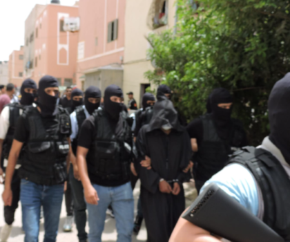 العيون…. نائب الوكيل العام لمحكمة الاستئناف يستمع للمشتبه الرئيس بمكان إعادة تمثيل جريمة القتل بحي العودة  .