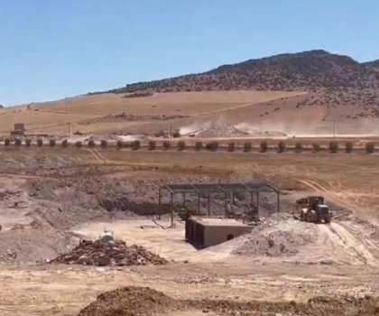 شركة تمتنع عن تنفيذ أحكام قضائية وتتحدى قرارين وزارين و تواصل استخراج الطين من مقلع بدون ترخيص وتصل مداخيل ها لمئات الملايين يوميا