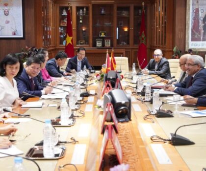 نائب رئيس مجلس النواب يجري مباحثات مع وفد برلماني عن الجمعية الوطنية لفيتنام