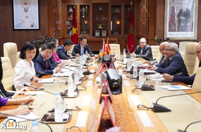 نائب رئيس مجلس النواب يجري مباحثات مع وفد برلماني عن الجمعية الوطنية لفيتنام