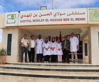 البروفسور عادل الملوكي رفقة طاقم طبي متخصص يشرف على إجراء أول عملية جراحية لإستئصال ورم خبيث