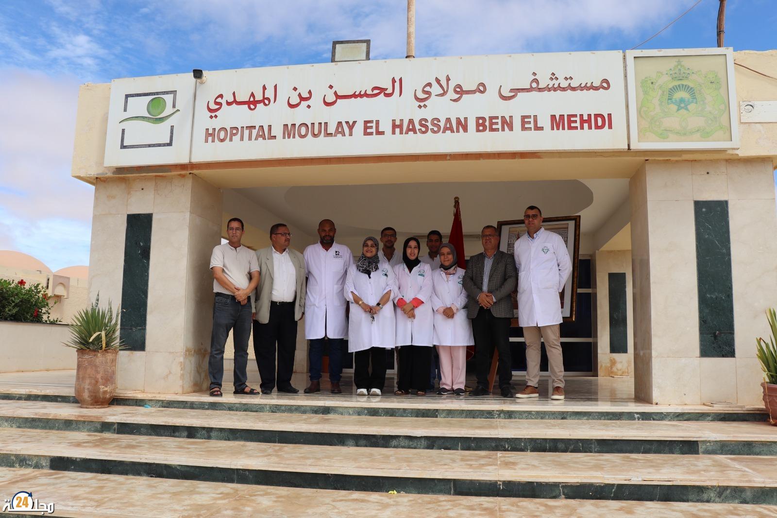البروفسور عادل الملوكي رفقة طاقم طبي متخصص يشرف على إجراء أول عملية جراحية لإستئصال ورم خبيث