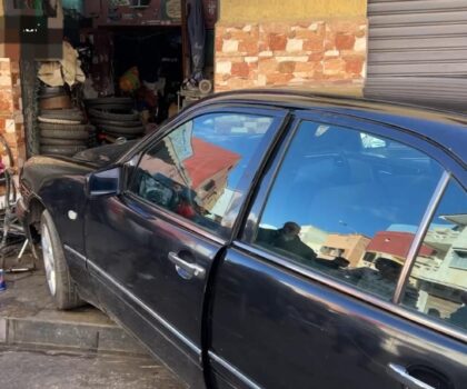 مختل عقلي يسرق سيارة و يتسبب في مصرع شخص و إصابة شخص آخر بشارع فرنسا