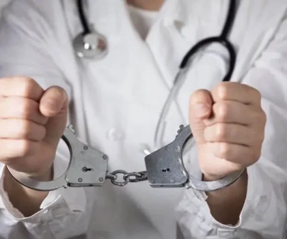 الحبس النافذ لطبيب بتهمة الإساءة للقرآن والدين الإسلامي عبر مواقع التواصل الاجتماعي