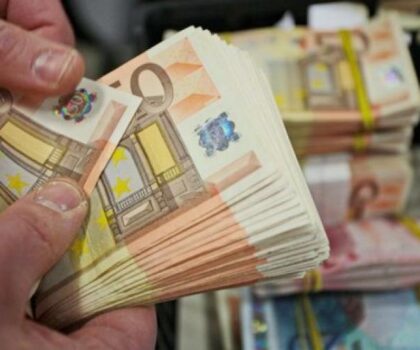 الاتحاد الأوروبي يستعد لإخضاع التحويلات المالية للمهاجرين المغاربة للمراقبة