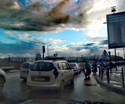 الاختناق المروري في مدينة الرحمة.. أزمة تحتاج إلى حلول واستراتيجيات عاجلة