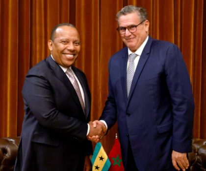 رئيس الحكومة يتباحث مع نظيره بجمهورية ساو تومي وبرينسيب