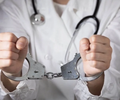 الدار البيضاء: محاكمة طبيبين متورطين في إجراء عملية جراحية فاشلة