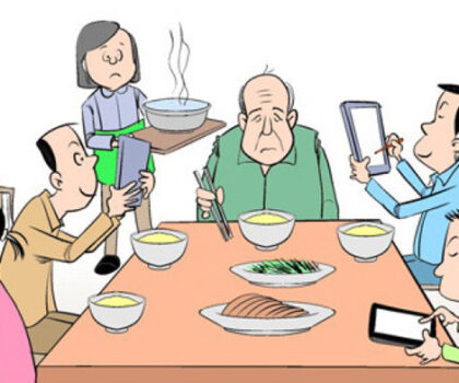 التواصل الأسري في عصر التكنولوجيا: أُسر قريبة جسديًا وبعيدة عاطفيًا