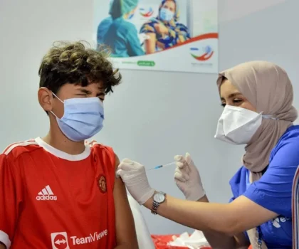 وزارة الصحة تنفي ادعاءات مغلوطة تشكك في سلامة اللقاحات المعتمدة بالمغرب