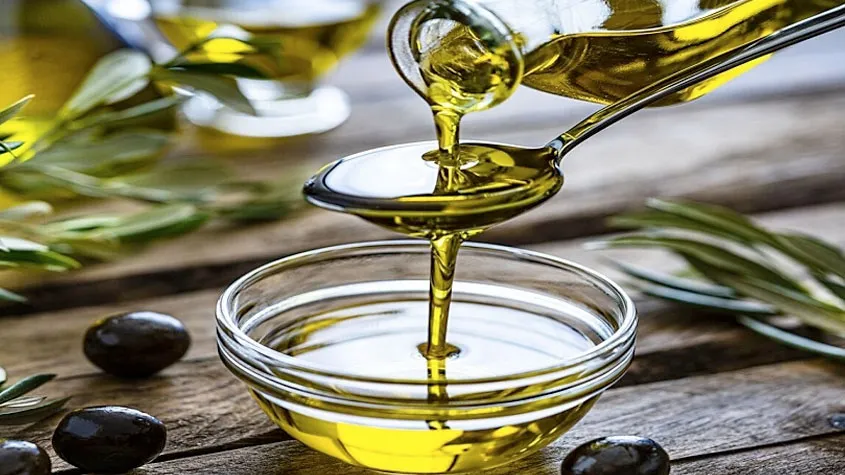 ماذا يحدث لجسمك عندما تتناول زيت الزيتون كل يوم؟