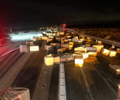 كانت محملة بحوالي 16 طنًا من المخدرات.. انقلاب شاحنة بين مكناس ومجاط