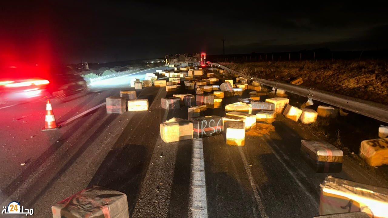 كانت محملة بحوالي 16 طنًا من المخدرات.. انقلاب شاحنة بين مكناس ومجاط