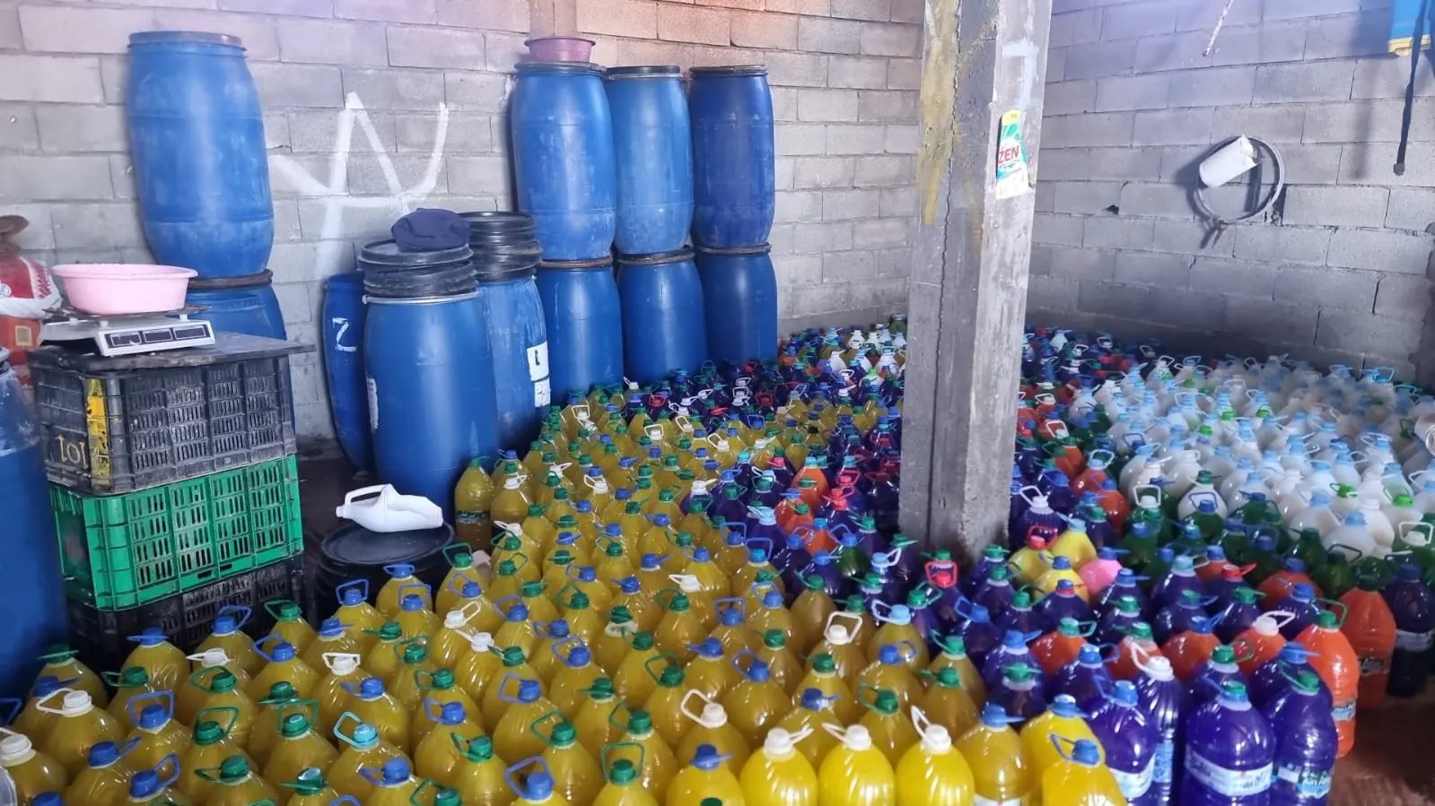 الدرك الملكي بالجديدة يضبط مخبأ سريا لتعبئة مواد تنظيف مشبوهة بأولاد احسين