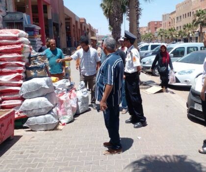 لجنة مراقبة تُطوّق محلات مدينة بيوكرى