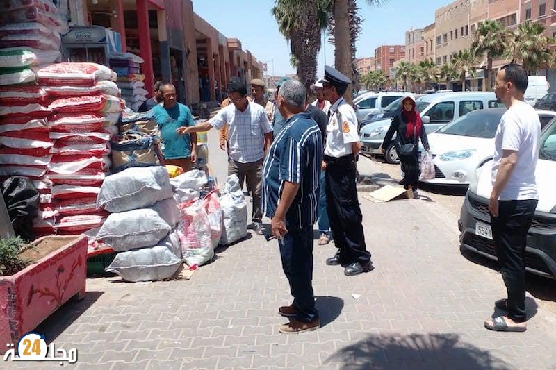 لجنة مراقبة تُطوّق محلات مدينة بيوكرى