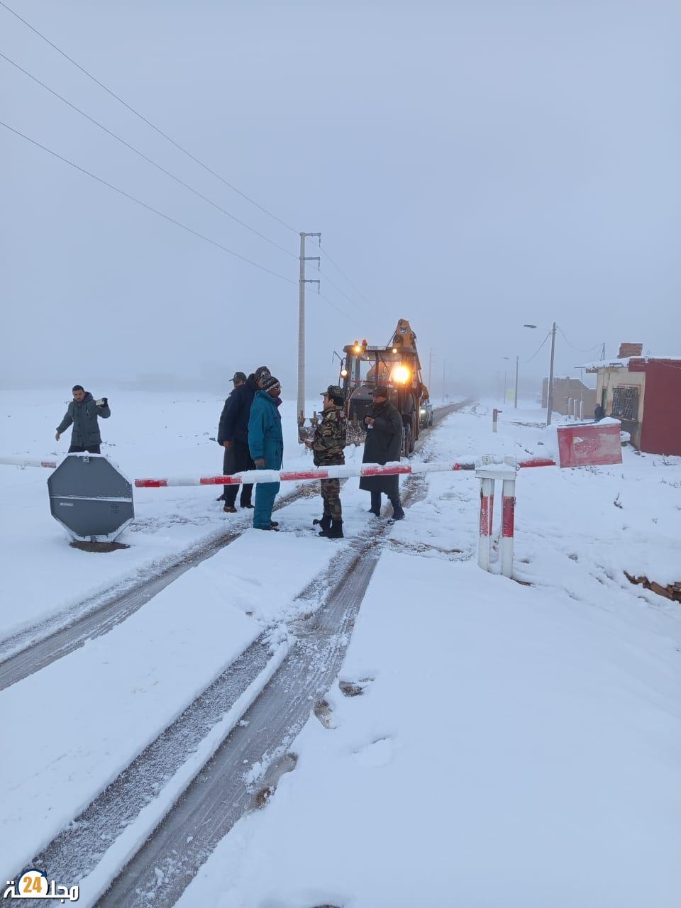 لجنة اليقظة بباشوية بومية تتدخل لضمان سلامة المواطنين بعد تساقطات ثلجية