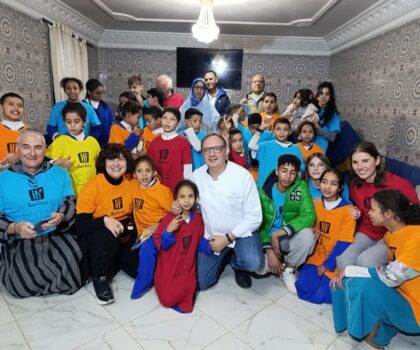 عائلة إيطالية من تيرني تجلب الفرحة لأطفال مركز أم المؤمنين عائشة لاستقبال بن جرير