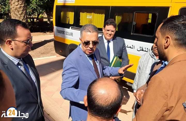 جمال يوزع أسطولًا من حافلات النقل المدرسي لعدد من الجماعات باشتوكة