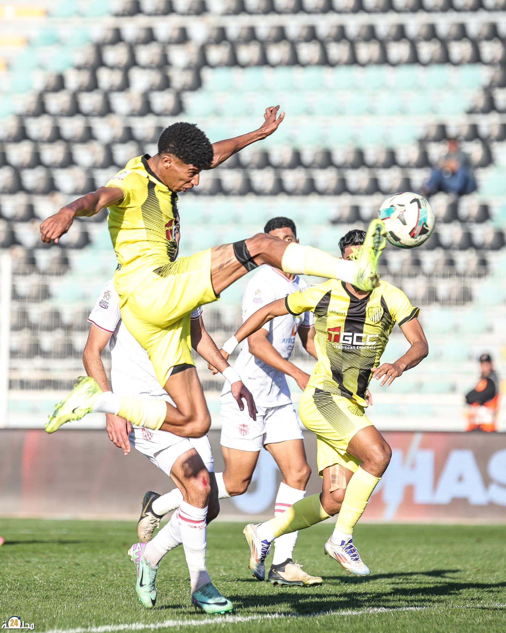 المغرب الفاسي يتعادل في آخر الدقائق أمام حسنية أكادير