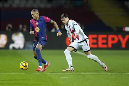 الجدل التحكيمي يقف إلى جانب برشلونة في فوزها على رايو فاليكانو