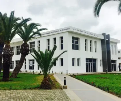 موظفو المدرسة الوطنية للعلوم التطبيقية ببرشيد يرفعون الشارة الحمراء في وجه الإدارة