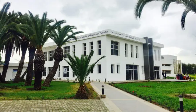 موظفو المدرسة الوطنية للعلوم التطبيقية ببرشيد يرفعون الشارة الحمراء في وجه الإدارة