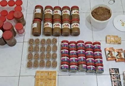 توقيف ثلاثة أشخاص من بينهم سيدتان، وذلك للاشتباه في تورطهم في ترويج مواد صيدلانية مهربة