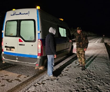 لجنة اليقظة بأغبالو تتدخل لإنقاذ امرأة حامل ونقلها إلى مستشفى ميدلت وسط الثلوج