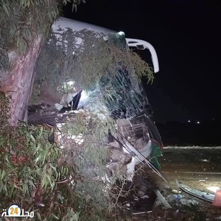 حادثة سير مروعة بطريق مصور راسو تسفر عن وفاة سيدة وإصابة 18 شخصا في اصطدام حافلة بشجرة