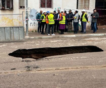 مدينة الرحمة في خطر: خسف أرضي يفتح حفرة عملاقة ويزيد من مخاوف الساكنة بشأن السلامة والبنية التحتية