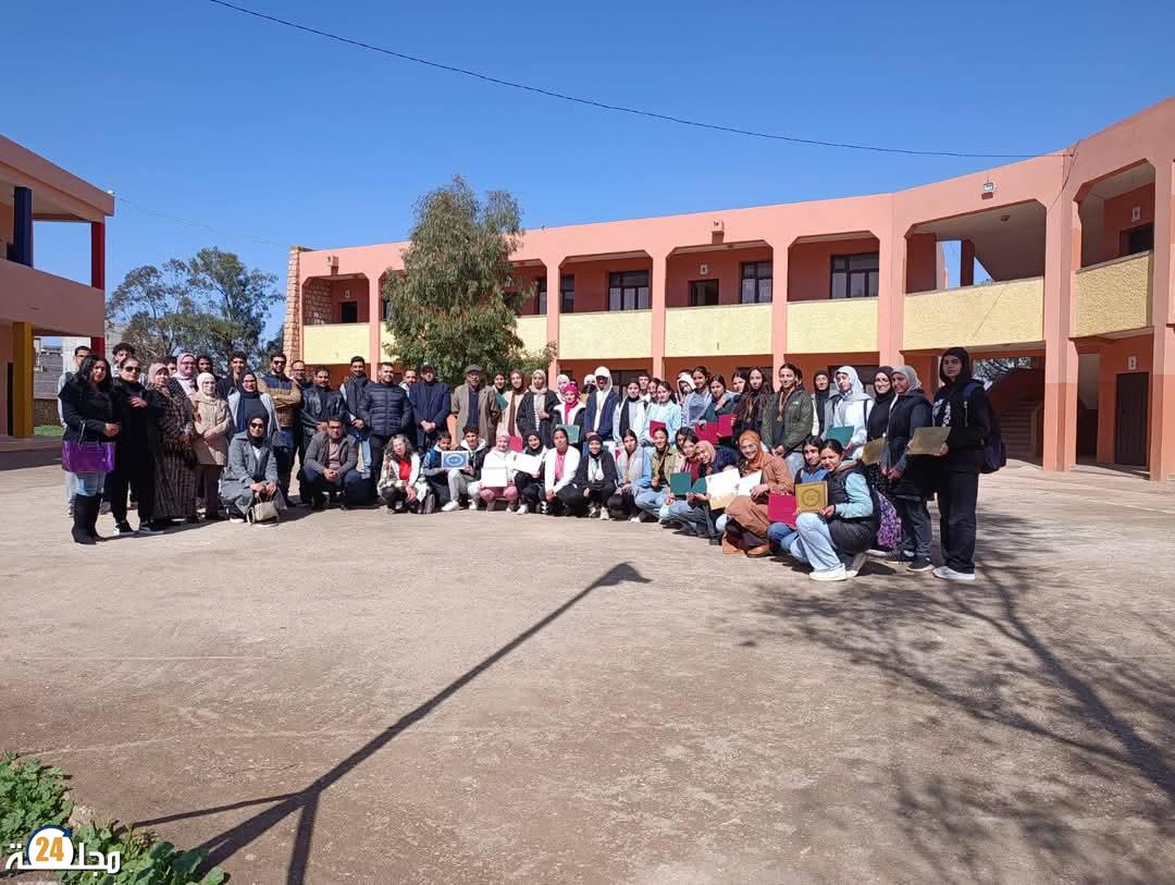 الثانوية التأهيلية الداخلة بمدينة بوجنيبة تحتفي بمتفوقيها