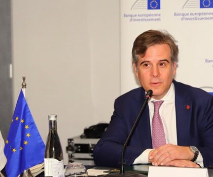 ممثل البنك الأوروبي للاستثمار يشيد بتقدم المغرب تحت قيادة جلالة الملك